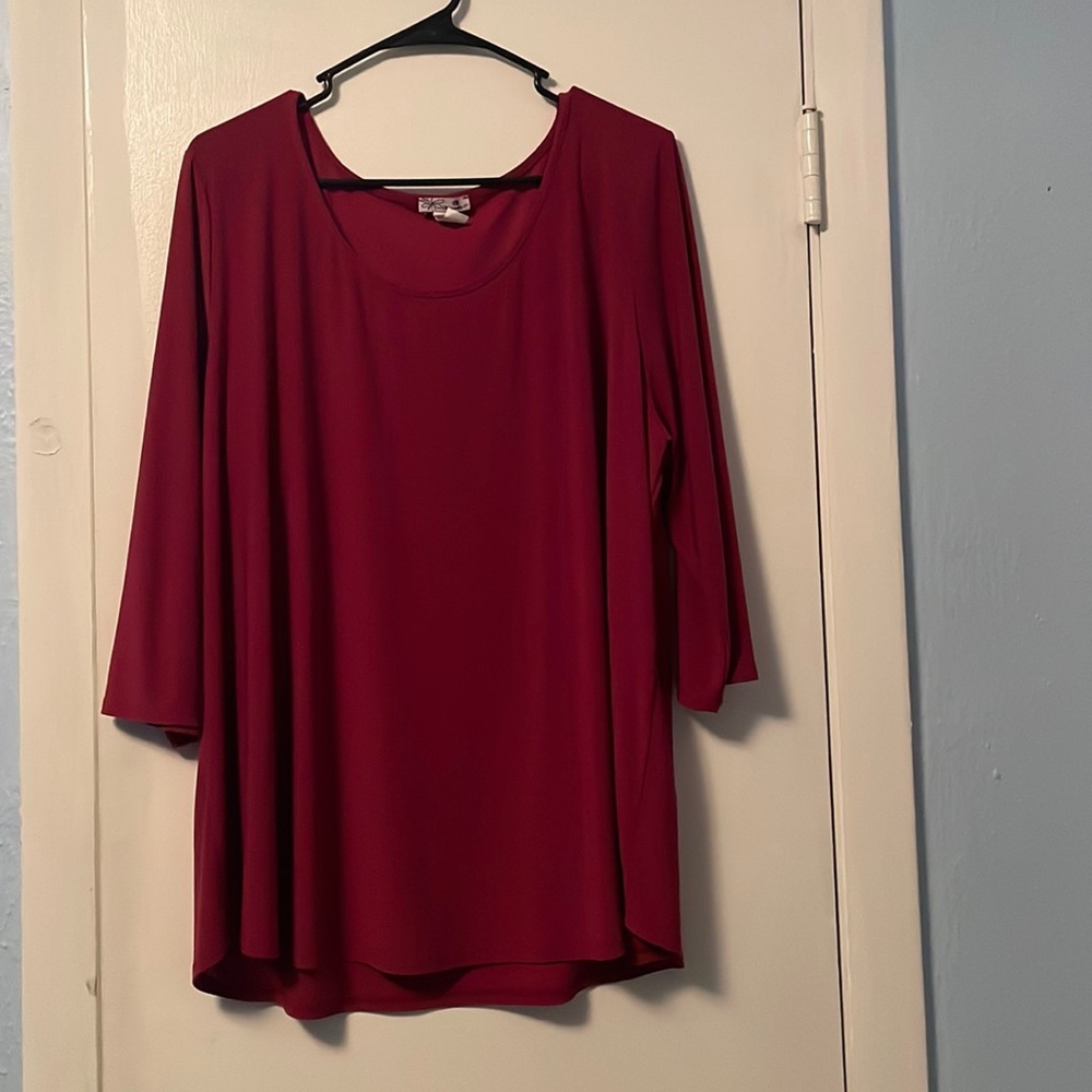 3/4 sleeve shirt. Size:3X. Red/pink for color.